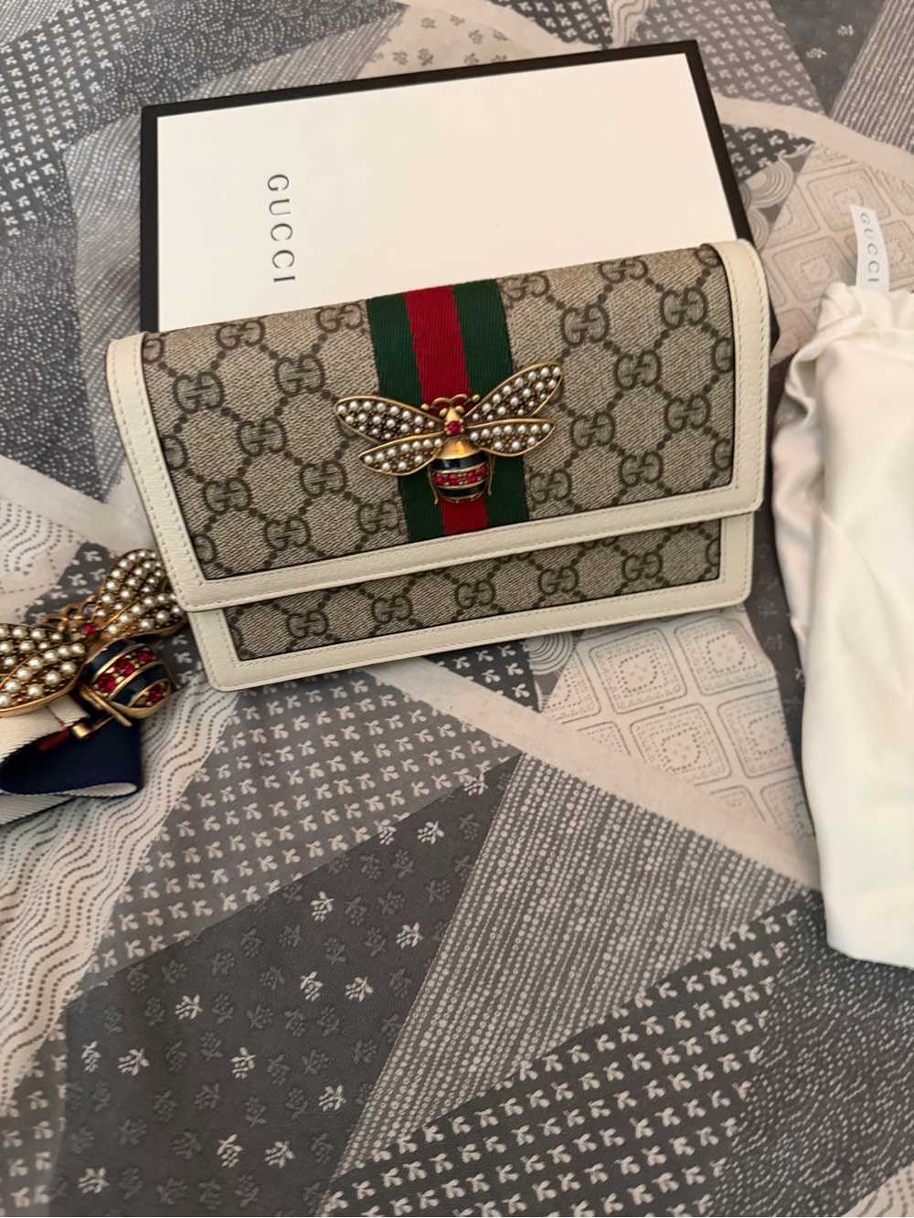 Gucci Beige GG Supreme Shoulder Bag with Red and Green Stripe and Pearl Bee - Picture 3 of 12